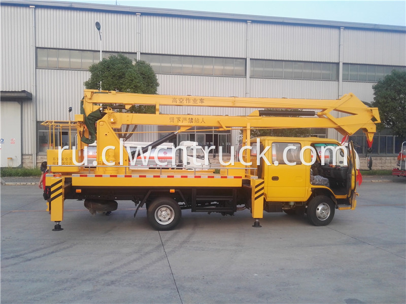 truck with bucket lift 3